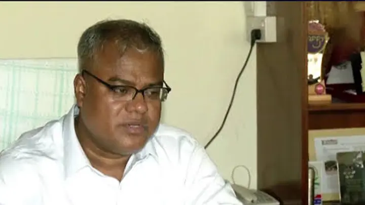 ২৫ ঘণ্টা ধরে অবরুদ্ধ চুয়েট ভিসি, খাবার পৌঁছে দিলেন আন্দোলনরত শিক্ষার্থীরা