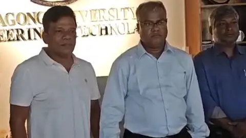 তালা ভেঙে প্রশাসনিক ভবনে চুয়েটের নতুন ভিসি
