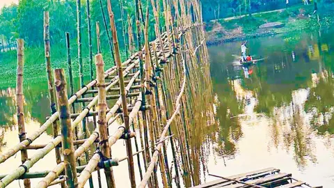 ডাকাতিয়ায় সেতু নেই স্বেচ্ছাশ্রমে বাঁশের সাঁকো