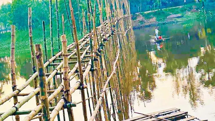 ডাকাতিয়ায় সেতু নেই স্বেচ্ছাশ্রমে বাঁশের সাঁকো