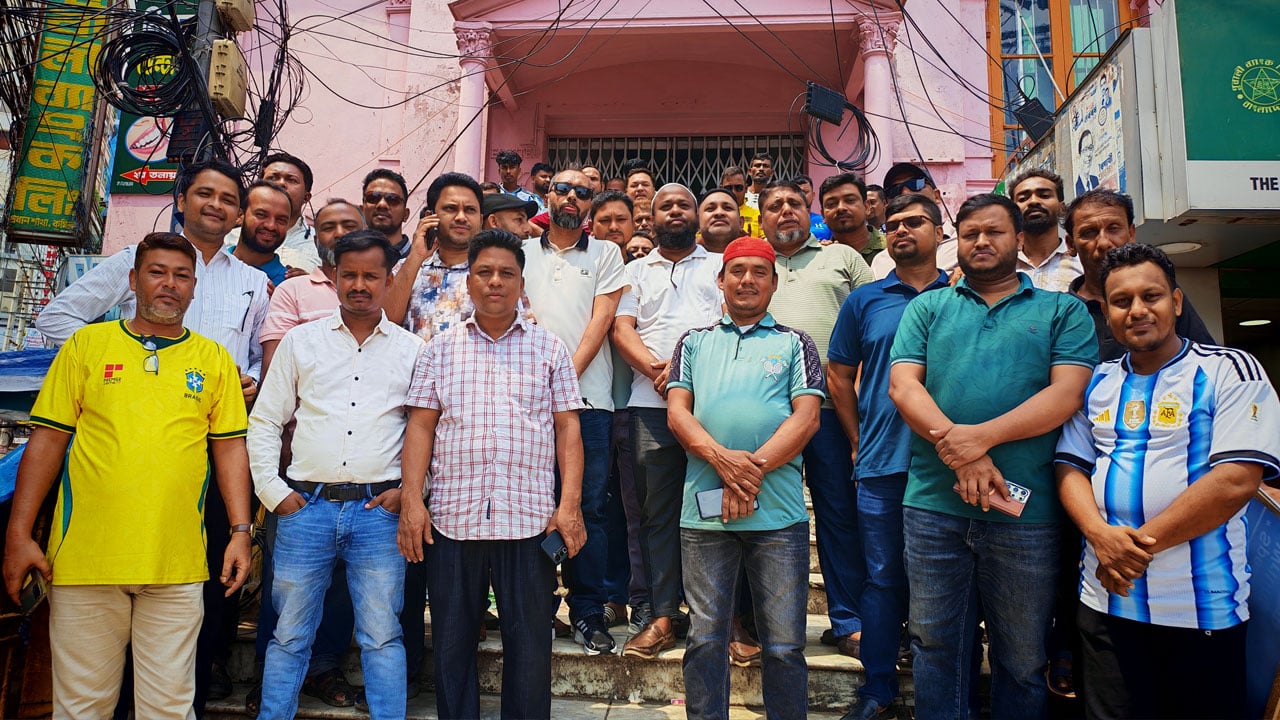 আ.লীগ ঠেকাতে আর্জেন্টিনা-ব্রাজিলের জার্সি পরে মাঠে স্বেচ্ছাসেবক দল