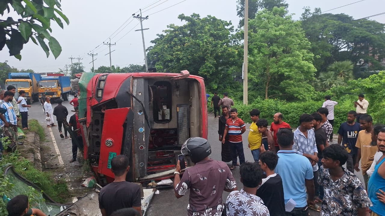 ঢাকা-চট্টগ্রাম মহাসড়কে বিআরটিসি বাস উল্টে আহত ১০