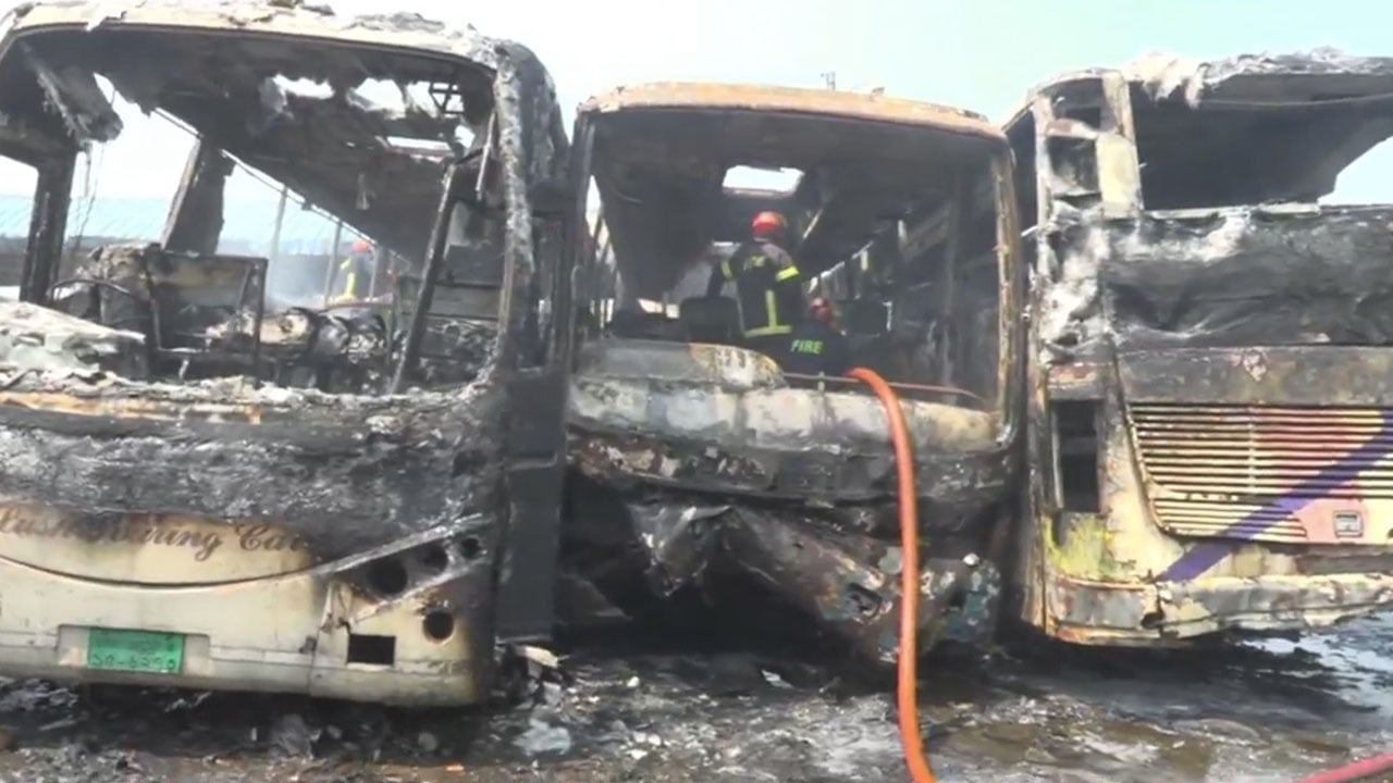কুমিল্লায় রয়েল কোচের তিন বাসে আগুন