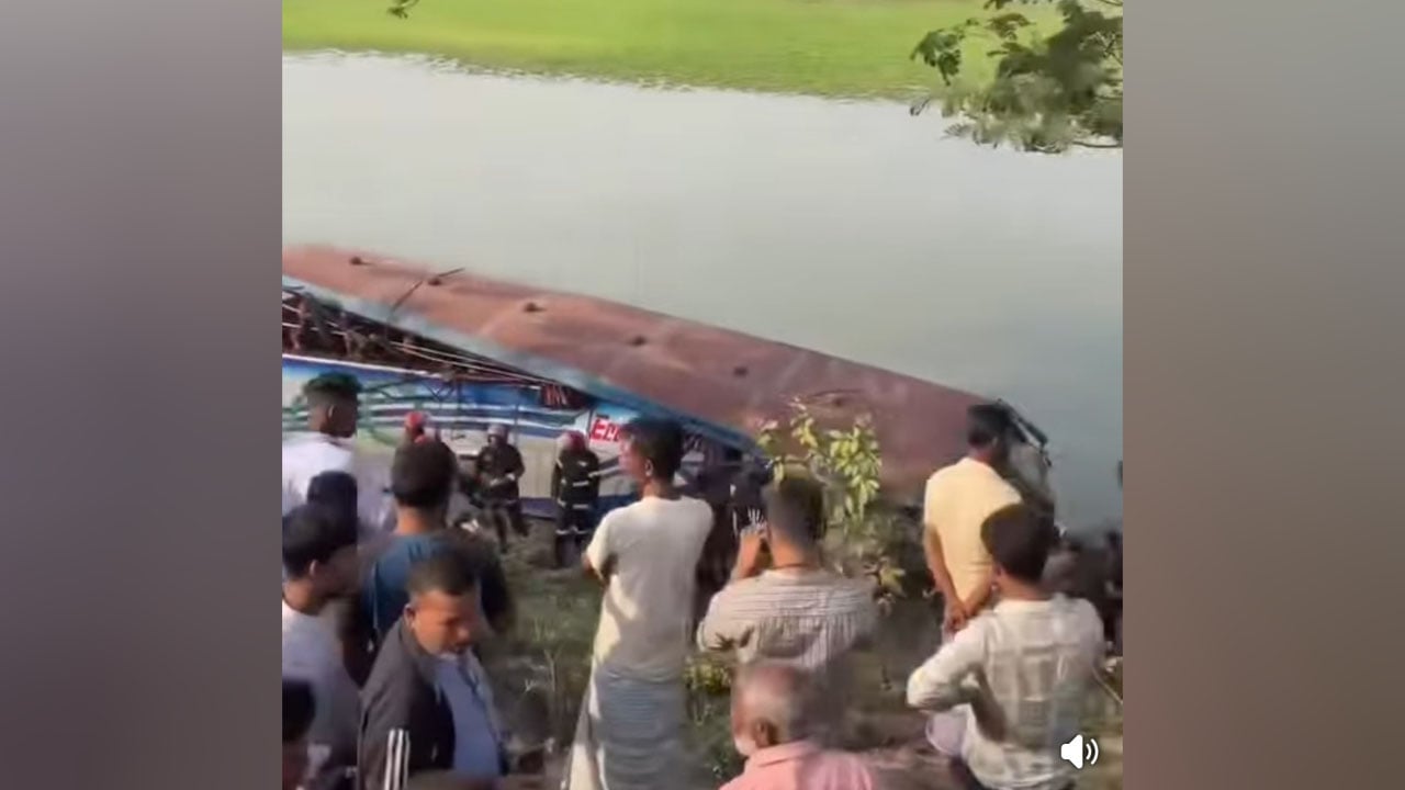 ঢাকা-চট্টগ্রাম মহাসড়কে বাস নিয়ন্ত্রণ হারিয়ে খাদে পড়ে দুই যাত্রী নিহত