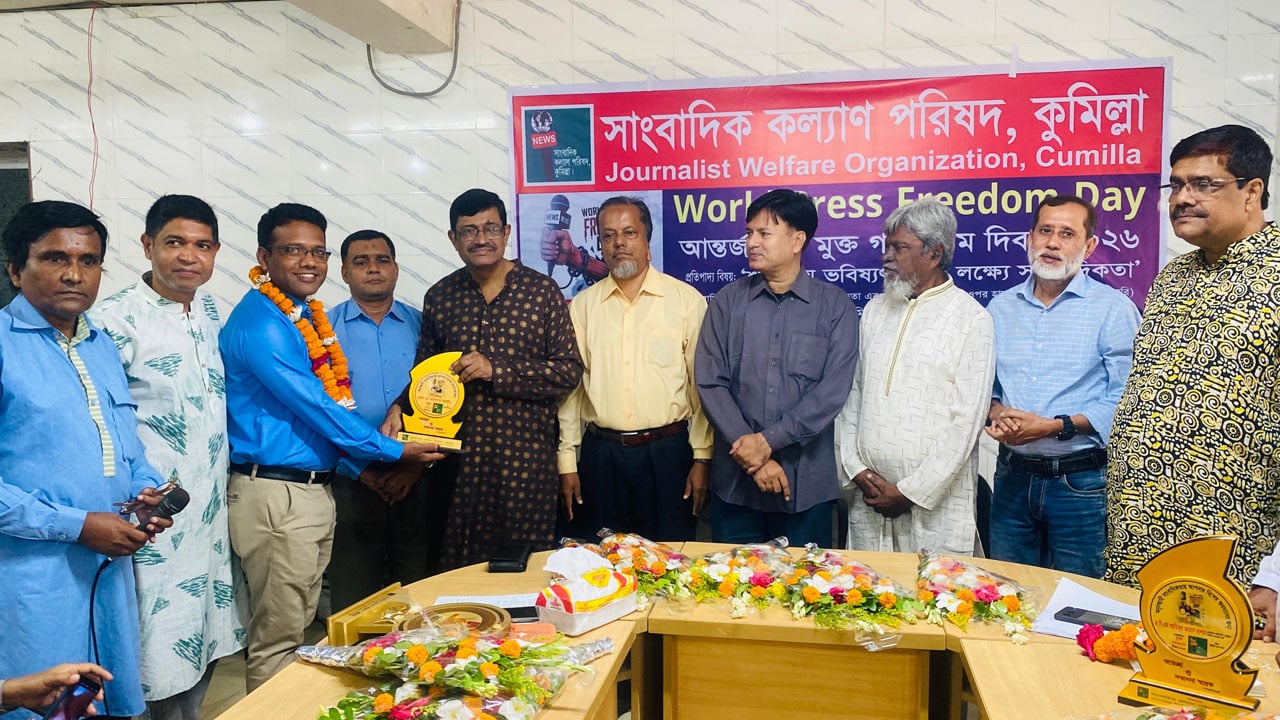 অনুসন্ধানী সাংবাদিকতায় আমার দেশের এম হাসানকে সম্মাননা