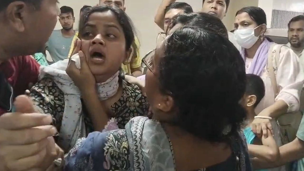 ‘আমারে কোথায় রাখি গেছো’, কাস্টমস কর্মকর্তার স্ত্রী