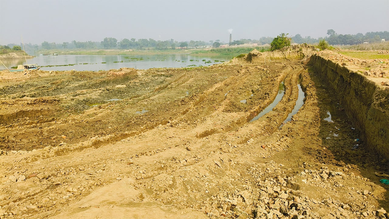 কুমিল্লায় কৃষিজমির মাটি কেটে বিক্রির দায়ে লাখ টাকা জরিমানা