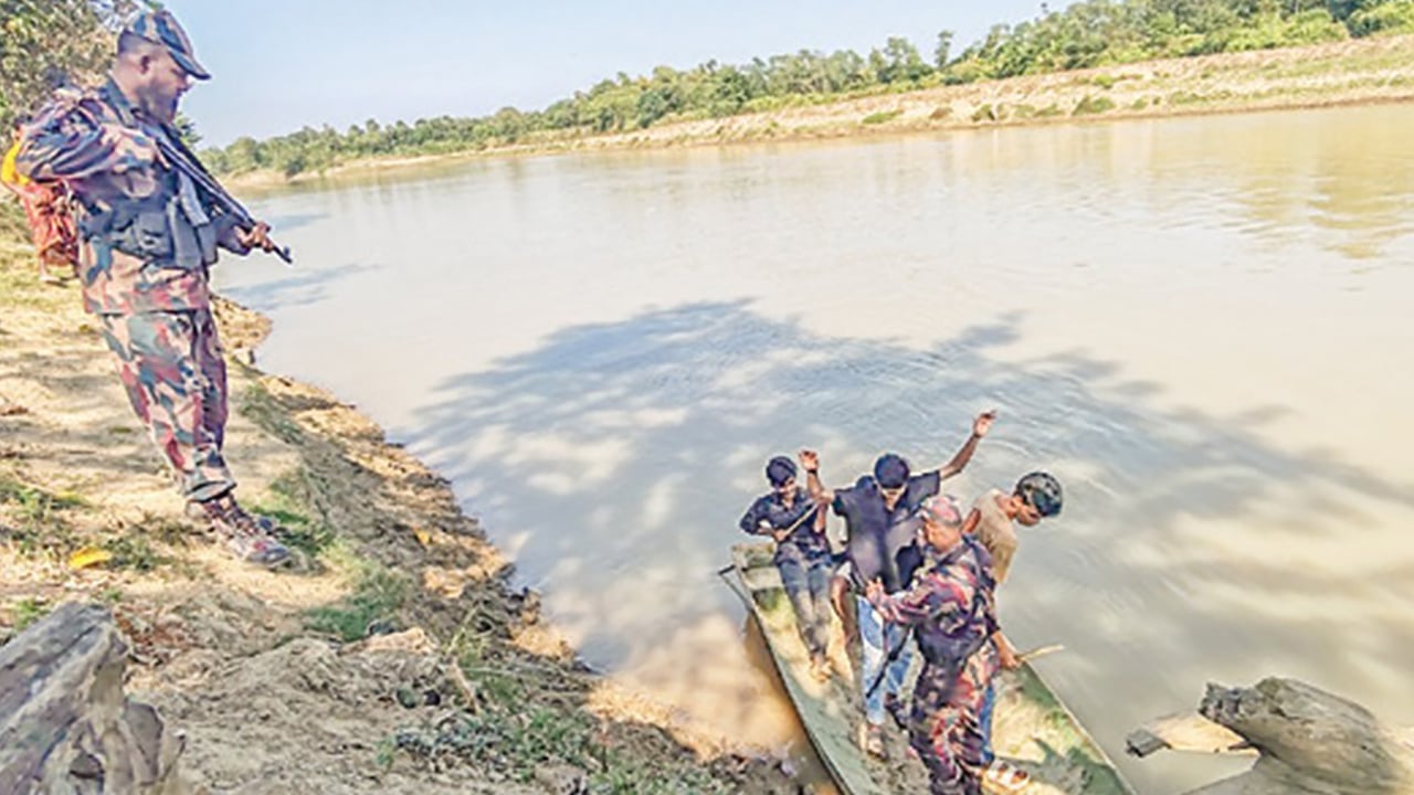 নির্বাচন বানচালে কুমিল্লা সীমান্ত দিয়ে ঢুকছে অস্ত্র
