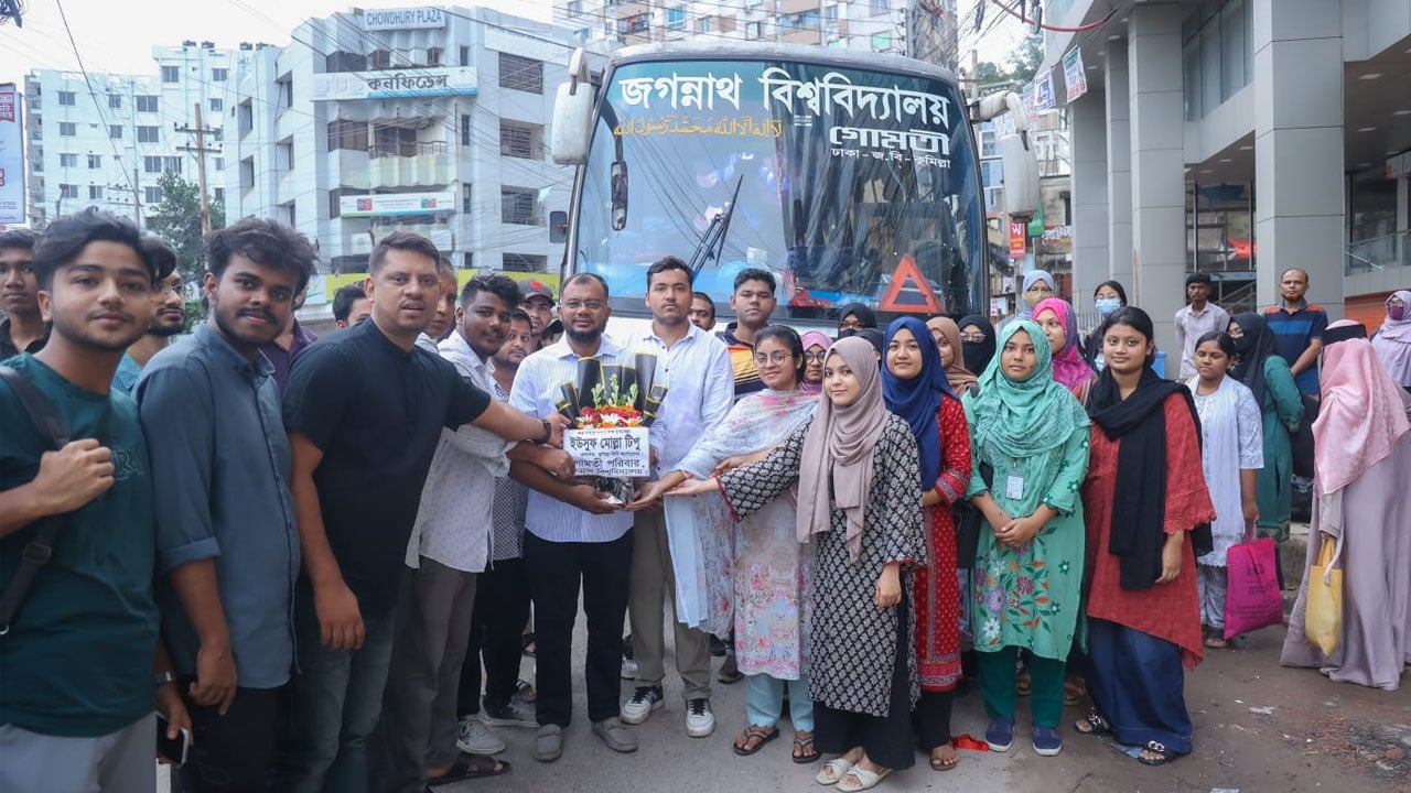 জবি শিক্ষার্থীদের বাসে স্বস্তি ফেরালেন কুসিক প্রশাসক
