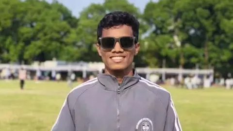 ব্যানার টানাতে গিয়ে বিদ্যুৎস্পৃষ্ট হয়ে চবি শিক্ষার্থীর মৃত্যু