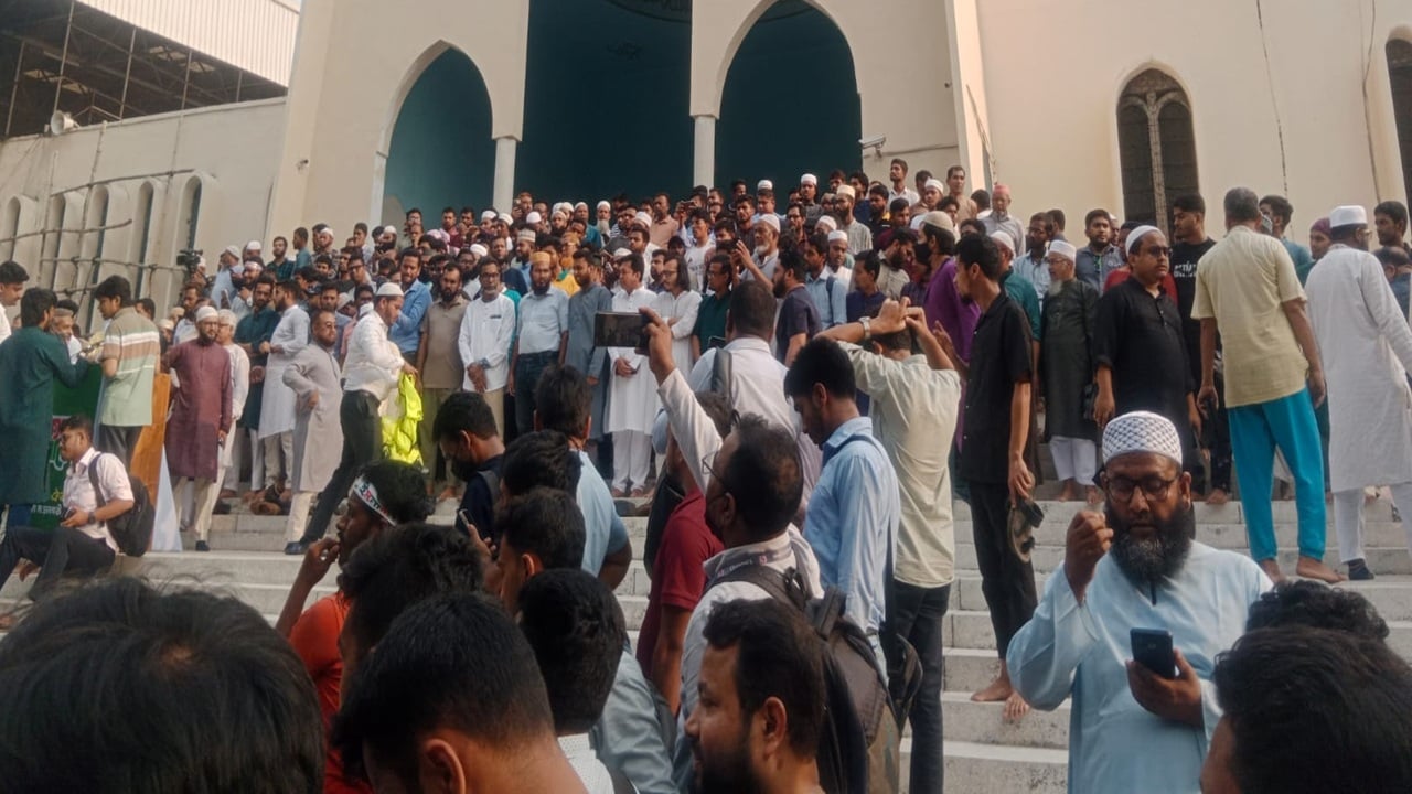 বায়তুল মোকাররমের উত্তর গেইটে ব্যাপক সমাগম