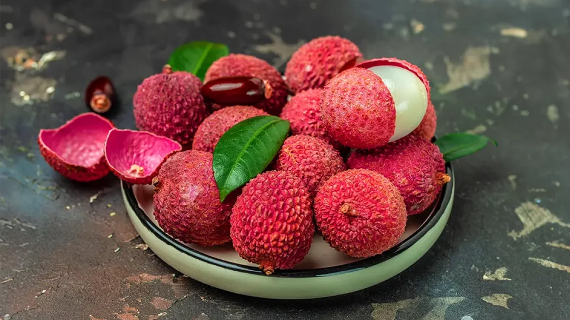 গলায় লিচুর বিচি আটকে প্রাণ গেল শিশুর