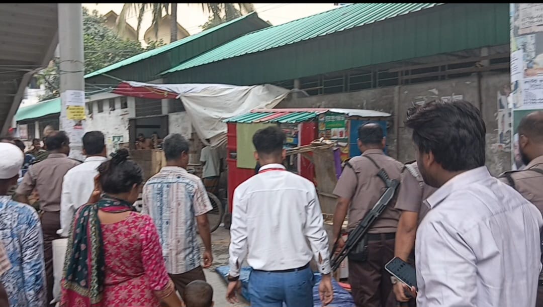 মেট্রোরেলের সব স্টেশনের নিচ থেকে অবৈধ দোকান উচ্ছেদ অভিযান