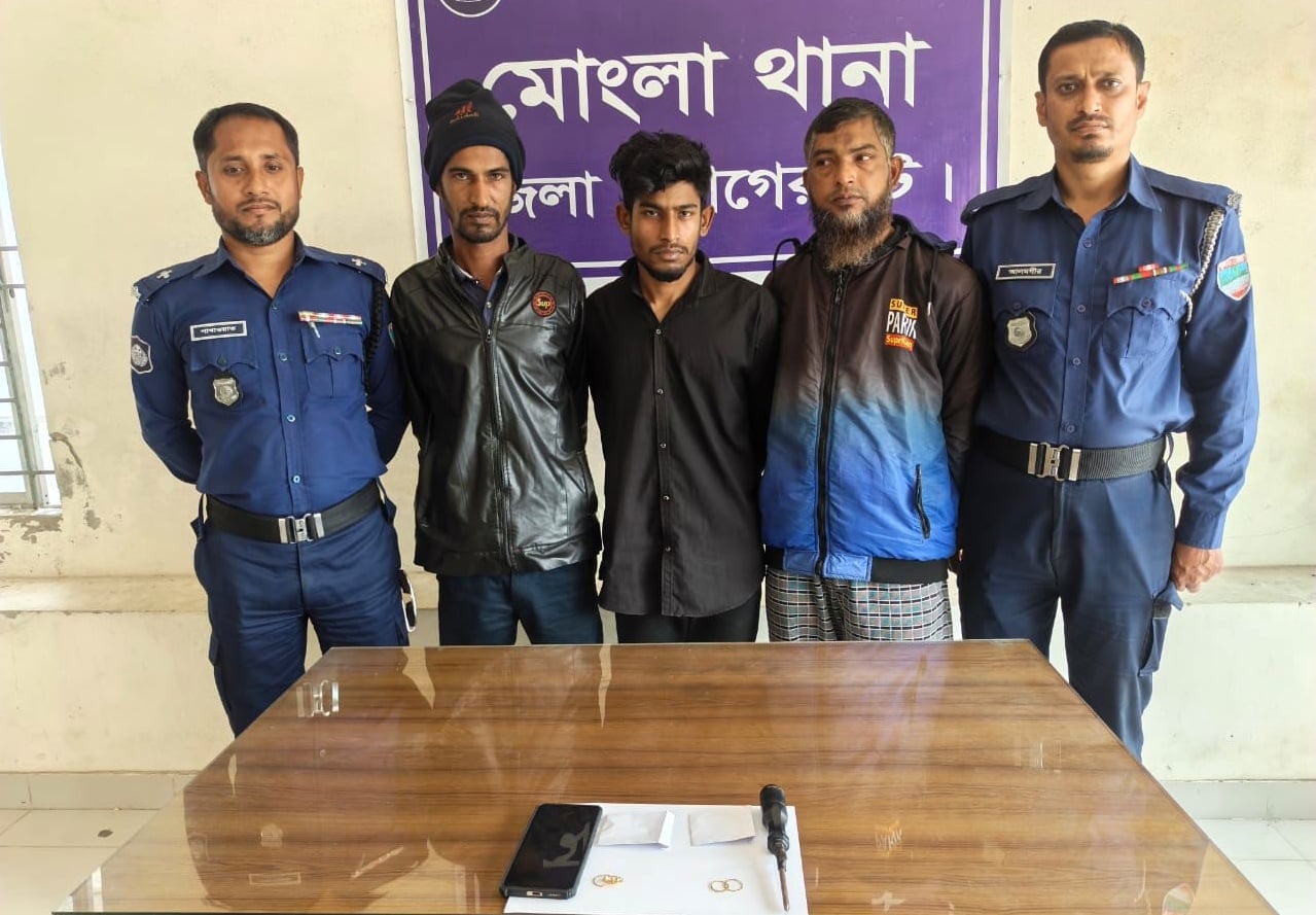 আমার দেশ সাংবাদিকের বাড়িতে ডাকাতি, স্বর্ণ ও মোবাইলসহ আটক ৩