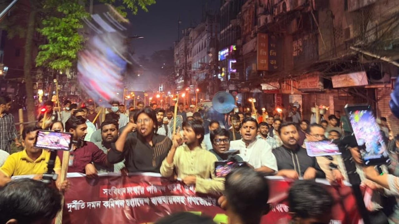 গণভোটের রায় বাস্তবায়নের দাবিতে শাহবাগে মশাল মিছিল