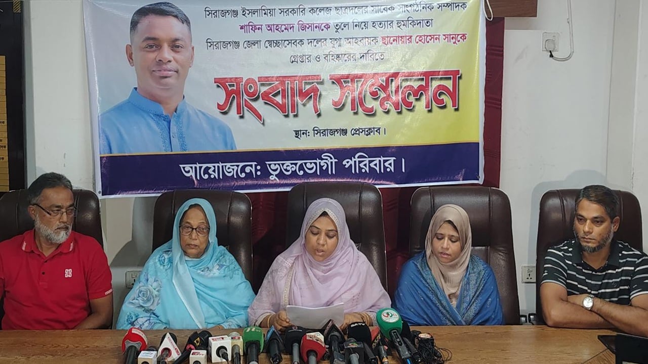 আমার দেশ-এর প্রতিনিধির পা কেটে নেওয়ার হুমকি
