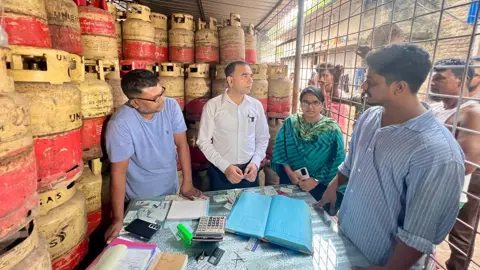 গ্যাস ও নিত্যপণ্যের বাজারে অভিযান, ৪২ জেলায় ১১৯ প্রতিষ্ঠানকে জরিমানা
