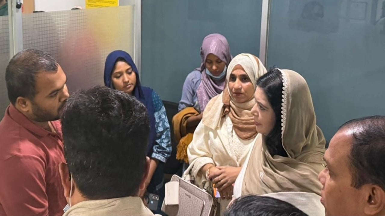 হাদির স্বজনদের খোঁজ নিলেন জোবাইদা রহমান