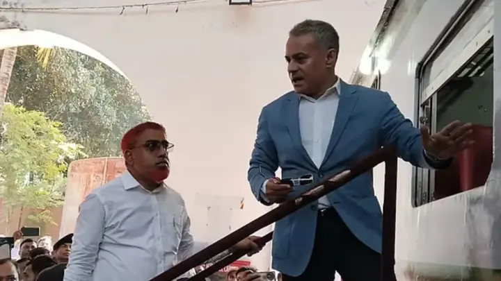 রেল কারখানায় নিম্নমানের কাজ দেখে ক্ষুব্ধ মন্ত্রী, তত্ত্বাবধায়ককে তিরস্কার