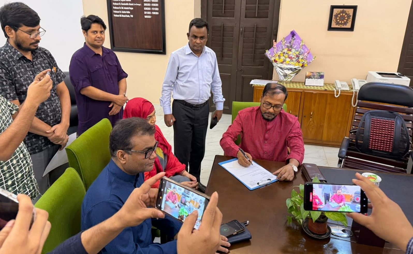 জবির অষ্টম উপাচার্য হিসেবে দায়িত্ব নিলেন অধ্যাপক ড. রইছ উদ্দীন