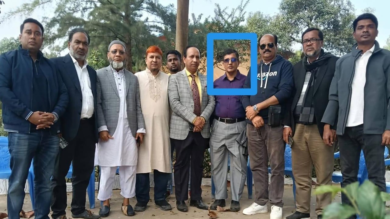 আ. লীগ নেতার সঙ্গে ফটোসেশনে কুসিক প্রশাসক