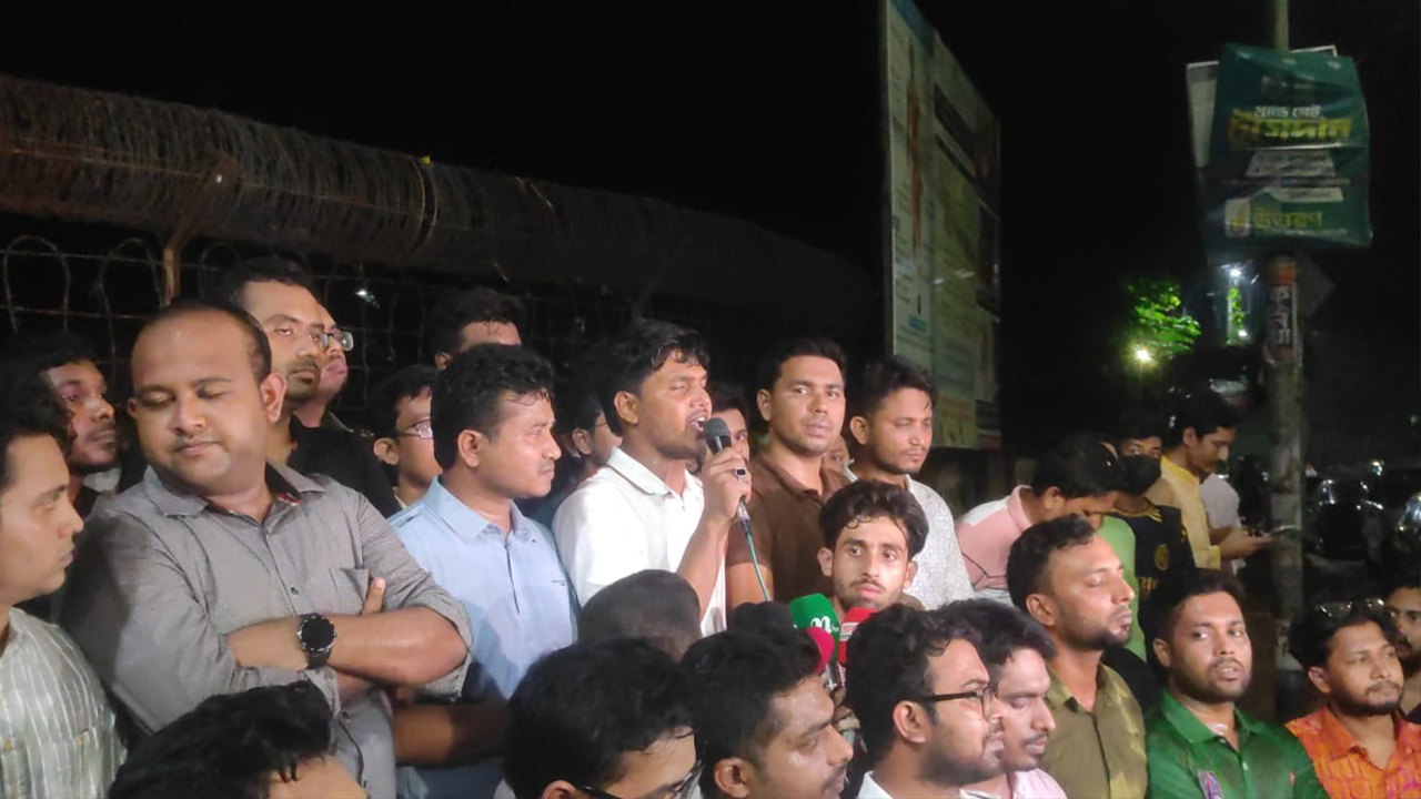 চবি শিক্ষার্থীদের উপর হামলার প্রতিবাদে ঢাবিতে বিক্ষোভ