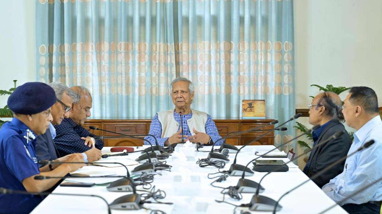 শান্তিপূর্ণ নির্বাচন অনুষ্ঠানে পুলিশকে প্রস্তুতি নিতে প্রধান উপদেষ্টার
নির্দেশনা