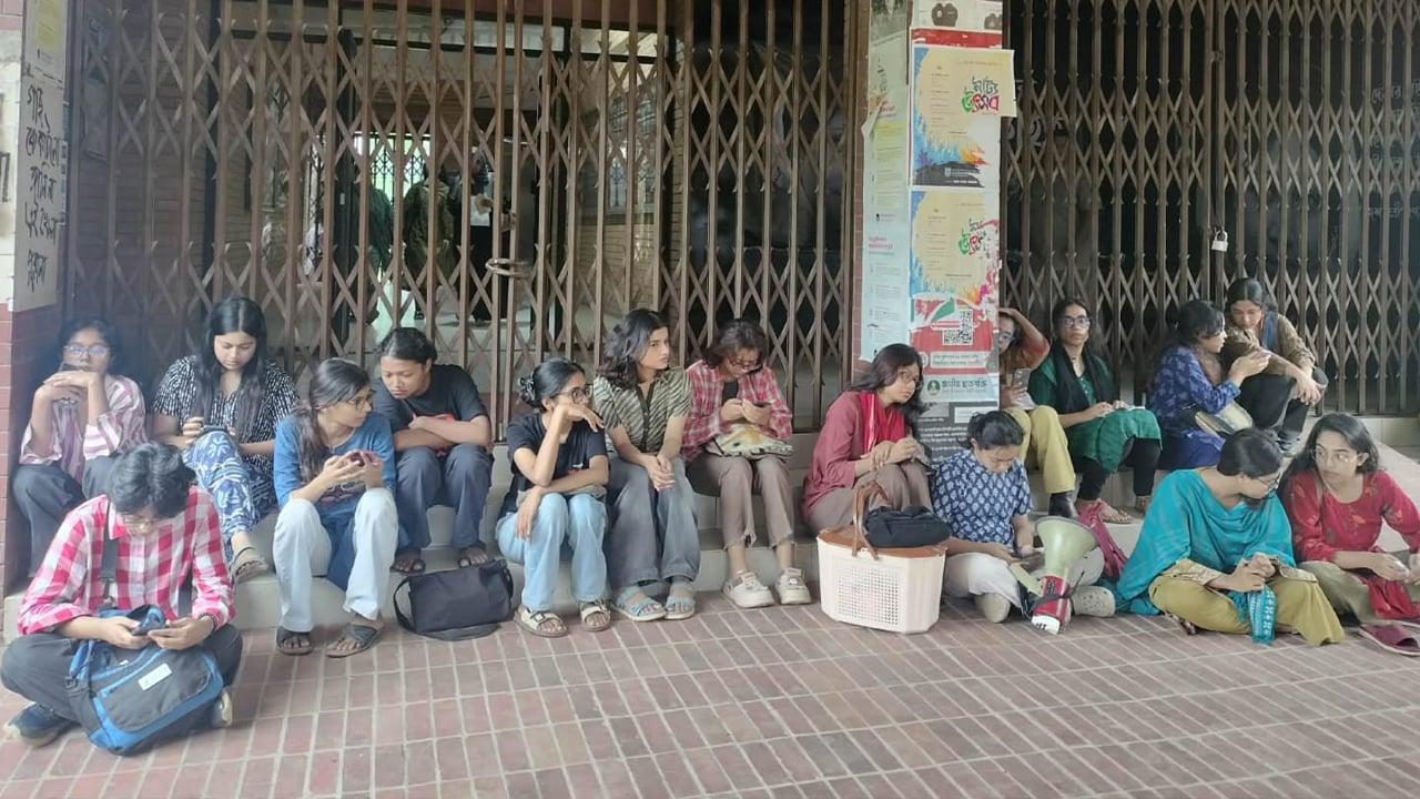 এবার  জাবির প্রশাসনিক ভবনে তালা একদল শিক্ষার্থীর