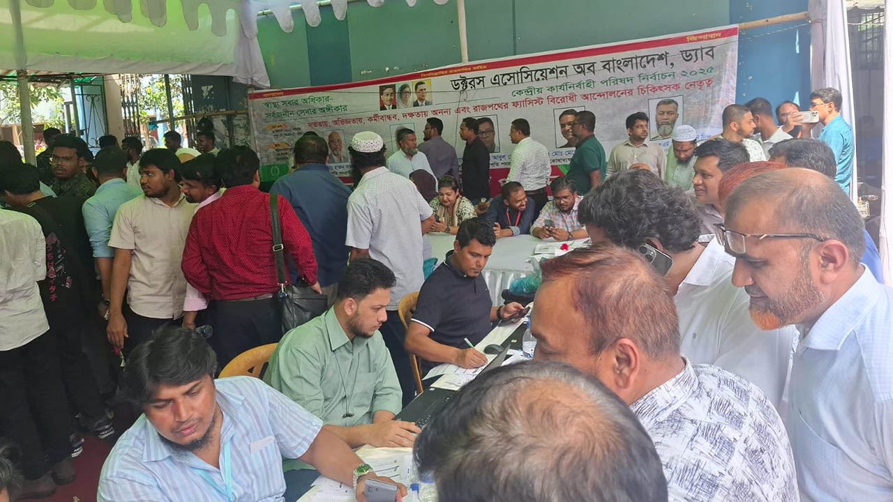 উৎসবমুখর পরিবেশে চলছে ড্যাবের ভোটগ্রহণ