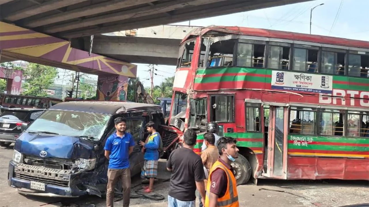 রাজধানীতে ঢাবির বাস দুর্ঘটনায় আহত একাধিক শিক্ষার্থী