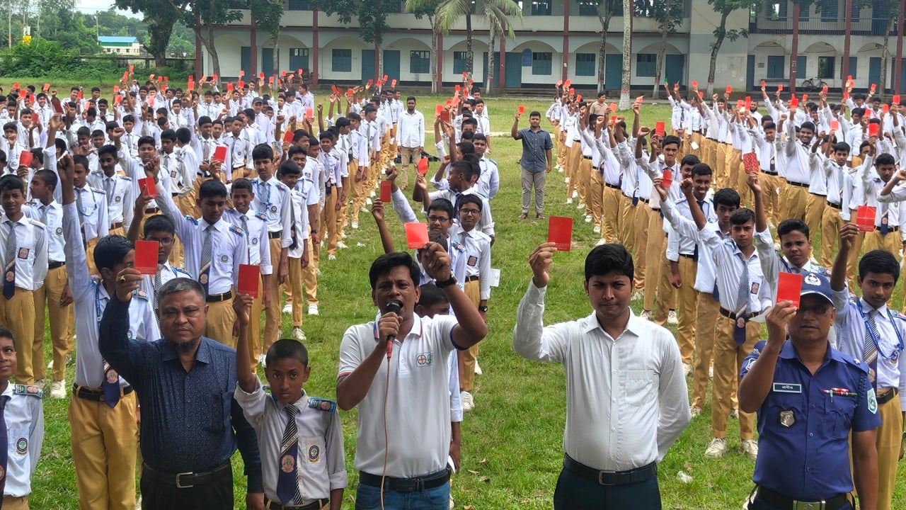দেবীগঞ্জে স্মার্টফোন আসক্তিকে ‘লাল কার্ড’ শতাধিক শিক্ষার্থীর