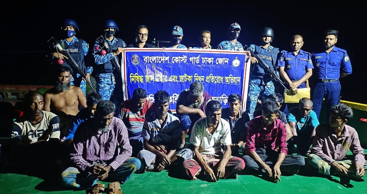 নারায়ণগঞ্জে ৪ ড্রেজার ও ২ বাল্কহেডসহ ১৫ দুষ্কৃতিকারী আটক