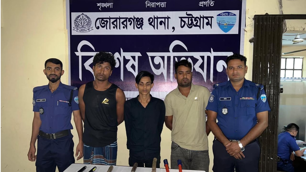 মহাসড়কে ডাকাতির প্রস্তুতিকালে ২৯ মামলার আসামিসহ আটক ৩