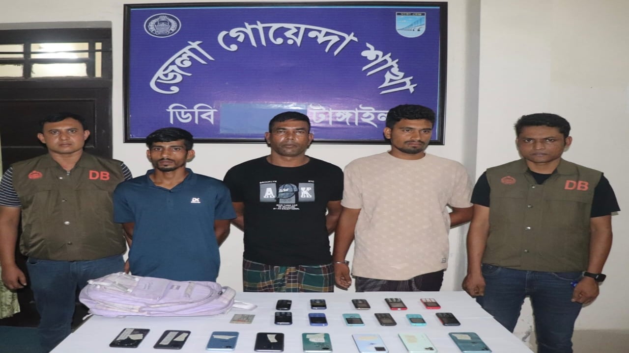 টাঙ্গাইলে যাত্রবাহী বাসে ডাকাতির ঘটনায় তিনজন গ্রেপ্তার