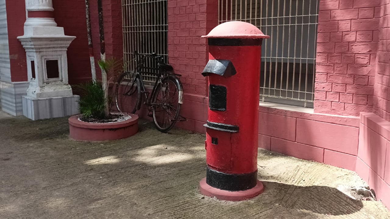 আধুনিকতার ভিড়ে হারিয়ে যাচ্ছে লাল ডাকবাক্স