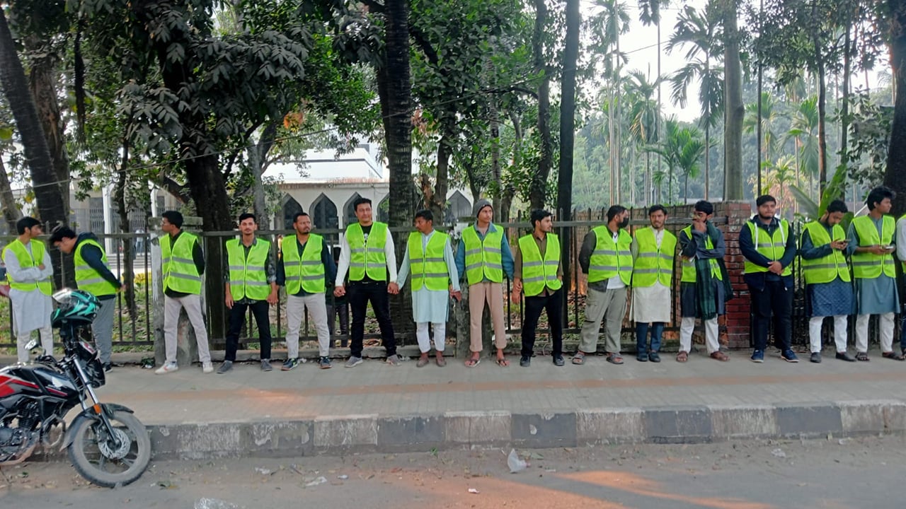 হাদির দাফনের শৃঙ্খলায় ডাকসুর স্বেচ্ছাসেবক মোতায়েন