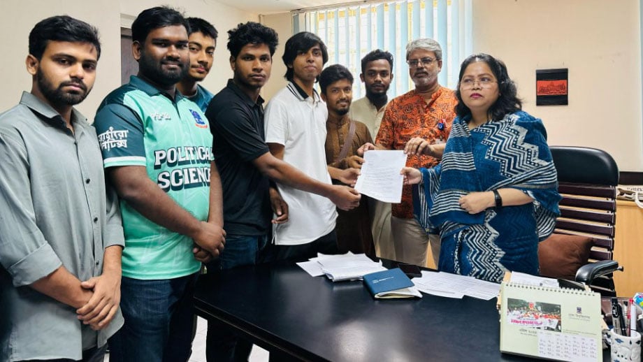 ডাকসু নির্বাচনের রোডম্যাপ ঘোষণার দাবিতে স্মারকলিপি
