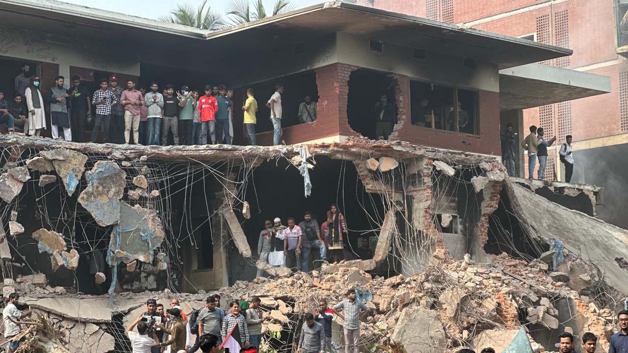 শেখ মুজিবের ৩২ নম্বরের বাড়ি ভাঙার কাজ চলছে