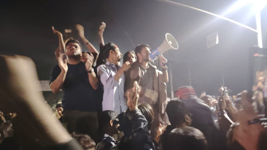 রাষ্ট্রপতি চুপ্পুর পদত্যাগের দাবিতে গভীর রাতে বিক্ষোভ
