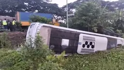 ঢাকা-চট্টগ্রাম মহাসড়কে বাস নিয়ন্ত্রণ হারিয়ে ১৫ শিক্ষার্থী আহত