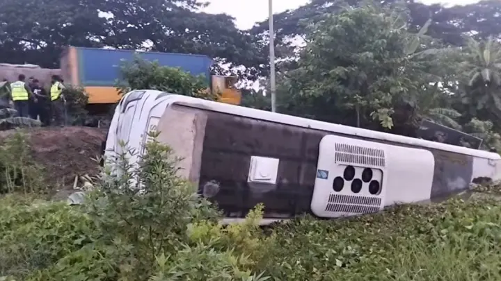 ঢাকা-চট্টগ্রাম মহাসড়কে বাস নিয়ন্ত্রণ হারিয়ে ১৫ শিক্ষার্থী আহত