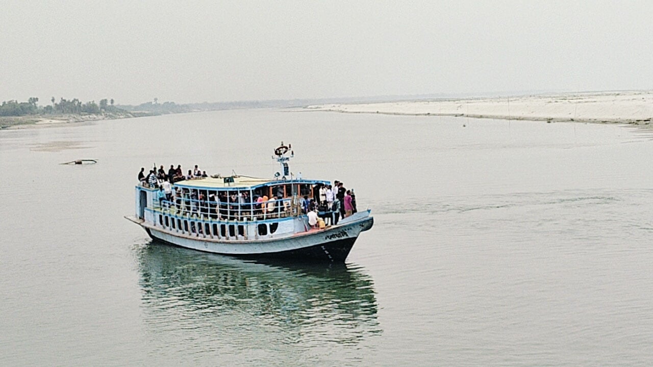 বৈরী আবহাওয়ায় দৌলতদিয়া-পাটুরিয়ায় লঞ্চ চলাচল বন্ধ