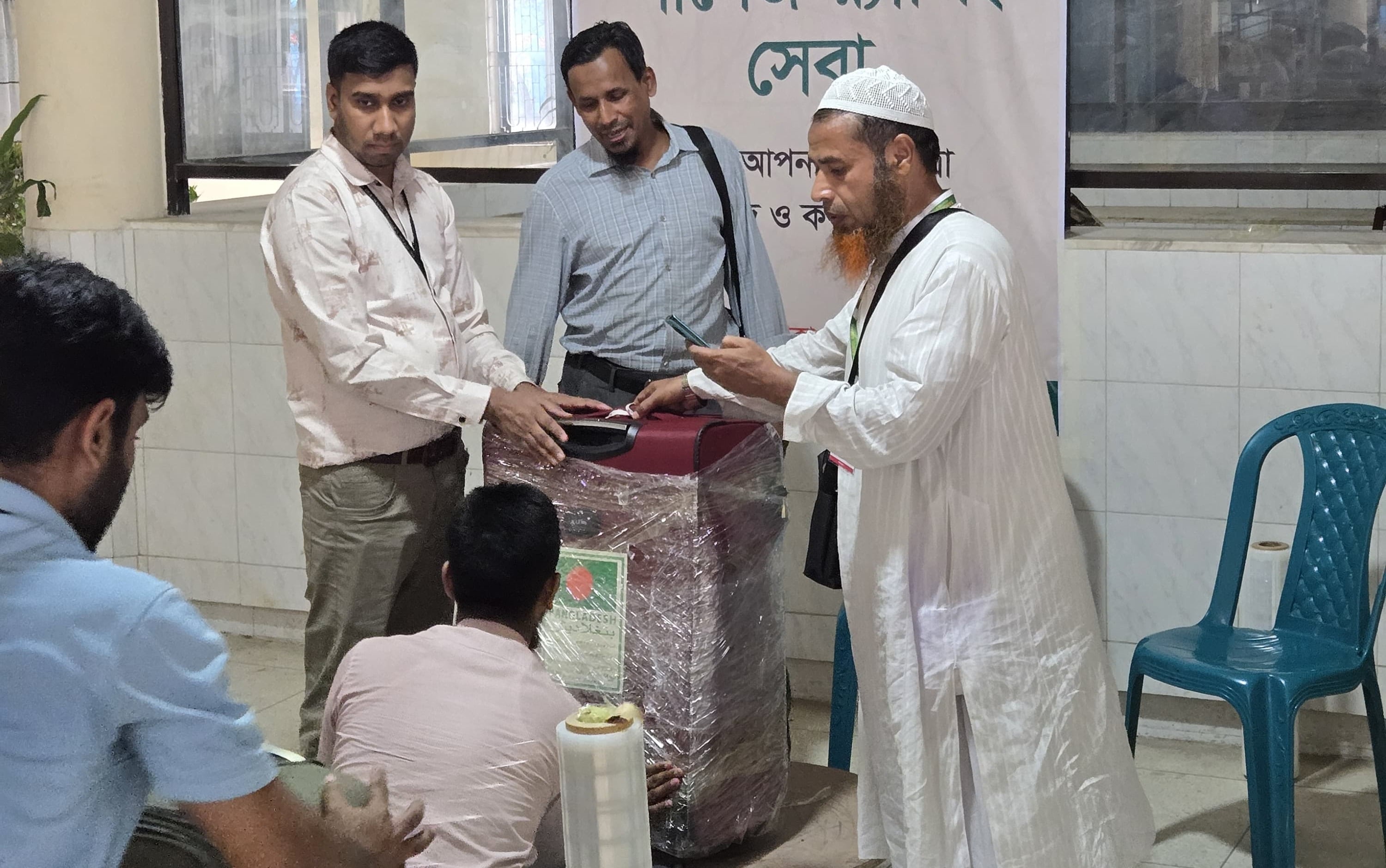 হজ ক্যাম্পে চালু হলো লাগেজ র‌্যাপিং সেবা