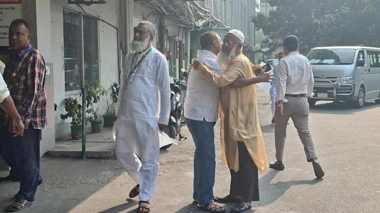 সচিবালয়ে ঈদের আমেজ, কুশল বিনিময় ও কোলাকুলি