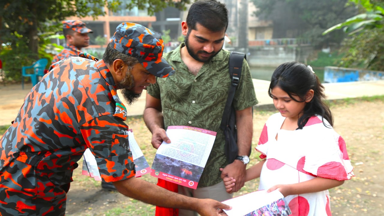 একুশে বইমেলায় সচেতনতা বৃদ্ধিতে ফায়ার সার্ভিসের লিফলেট বিতরণ