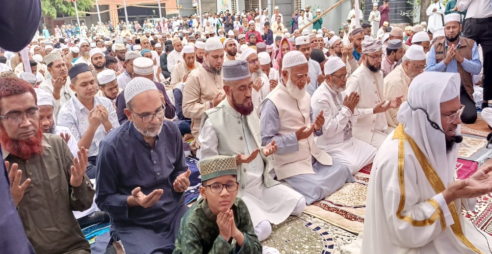মিরপুরে ঈদের নামাজ আদায় ও শুভেচ্ছা বিনিময় করলেন বিরোধীদলীয় নেতা