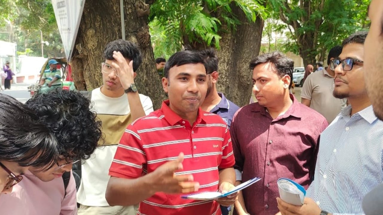 জ্বালানি অপচয় রোধে ঢাবিতে ছাত্রদল নেতার সচেতনতামূলক ক্যাম্পেইন