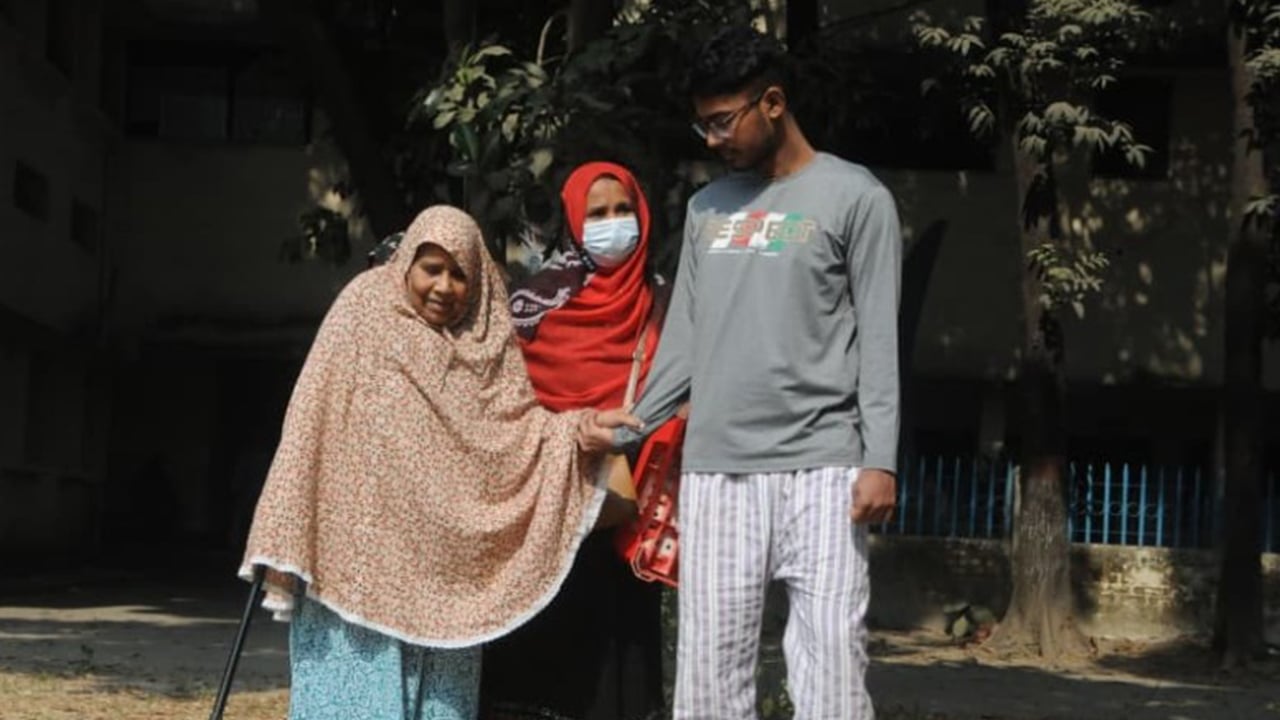 নাতির হাত ধরে ভোট দিলেন ৭৫ বয়সী হাবিবুন নেছা