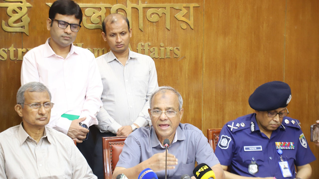সাম্প্রদায়িক উসকানিদাতাদের বিরুদ্ধে কঠোর ব্যবস্থা: স্বরাষ্ট্র উপদেষ্টা