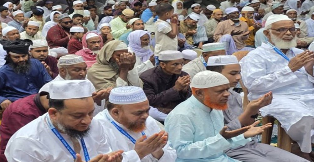 মহানগরীর নেতৃবৃন্দের নামাজ শেষে মুসল্লীদের সঙ্গে শুভেচ্ছা বিনিময়